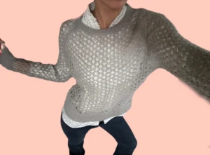 Grå stickad tröja Mohair Not Shy hålmönster - Såå cool grå stickad tröja med coolt hålmönster. Tröjan har rund hals, ribbade muddar och lång ärm!! Supermysig, varm och mjuk i mohair från Not Shy!🩵🩵🩵🤍🤍