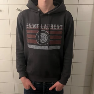 Saint Laurent hoodie - Riktigt fet och eftertraktad hoodie med saint laurent loggan. Storlek M, skick 10/10!! Modellen på bilden är 183cm. Vårt pris 1499 Nypris runt 7000! Tveka inte med att ställa frågor!
