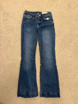 Blå bootcut jeans från Esprit - Snygga blå jeans från Esprit med bootcut passform och klassisk femficksdesign. Jeansen har normal midja och är tillverkade i mjukt denimtyg. 