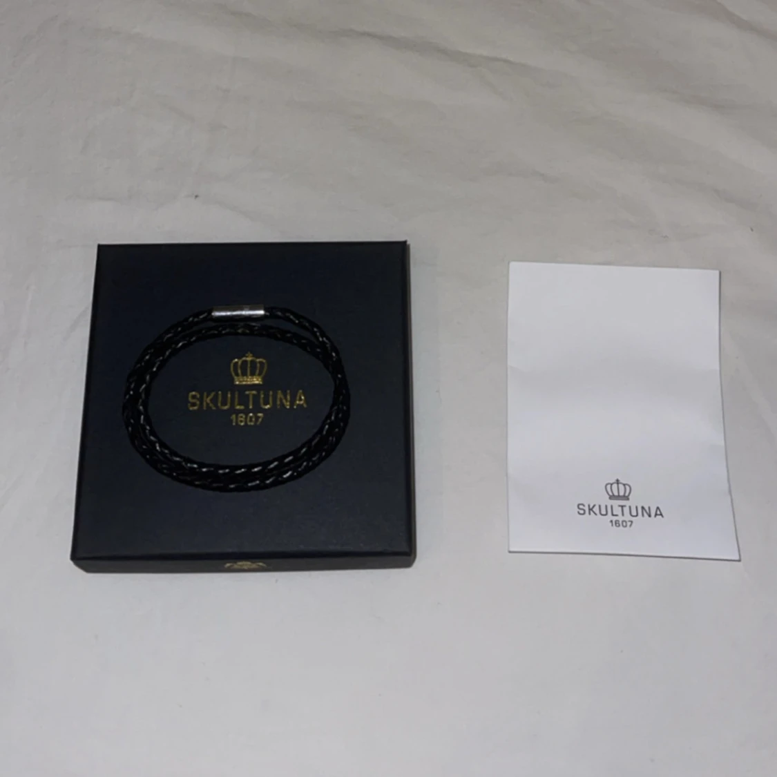 Svart flätat armband från Skultuna