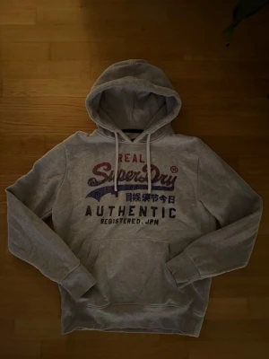 Vinted Superdry Hoddie M - Riktigt snygg Superdry Hoddie inför vintern❄️⛄️        Skick II 9,6/10                                                                     Storlek II M                                                                             Hör av dig vid minsta fundering och priset är inte hugget i sten🛠️🪨