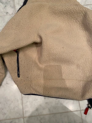 Patagonia flecce beige  - Tjena säljer denna flecce i bra skick är Storleken S men passar M använt 10 ggr passar perfekt nu till vintern!