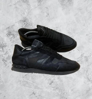 Valentino rockrunners  - Äkta! ||storlek 45 men skulle säga att de sitter mindre i storleken || jag har satt i hällskydd som man ser på sista bilden! Ingen box följer med😊