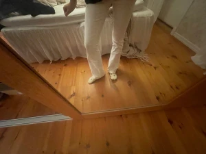 Vita bootcut jeans - Super snygg vita lågmidjade bootcut jeans!💞använda fåtal gånger och i super bra skick.