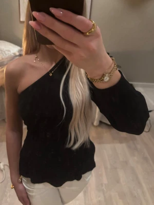 Offshoulder topp, Zara - Offshoulder topp med slits, från Zara! 