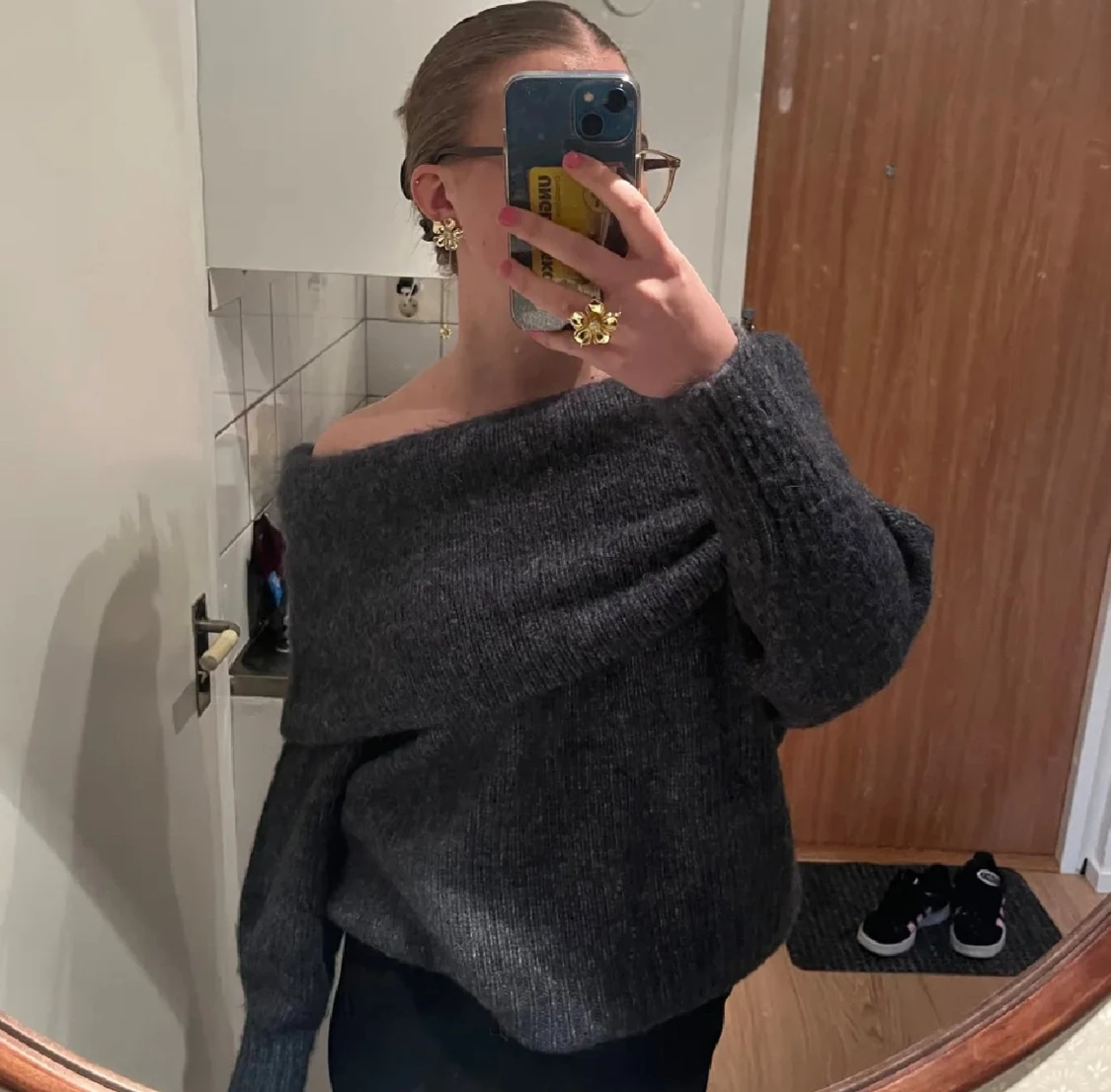 Mörkgrå offshoulder stickad tröja - 2