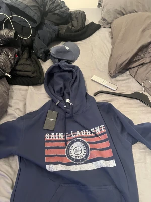 Saint laurent hoodie  - Sprillans ny hoodie var för liten för mig därför säljs den 