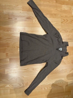 Brun stickad half zip These Glory Days - Snygg brun stickad tröja från These Glory Days med halv dragkedja i halsen. Tröjan har lång ärm och en stilren, lite högre krage som ger en cool look. Perfekt för dig som gillar klassisk stil med en modern twist. Köpt för 899 kr. Knappt använd. Passar xs, s.