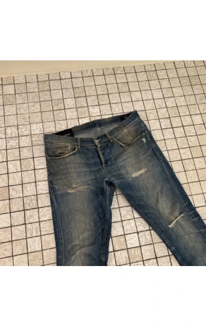  Dondup George - Ljusblåa Dondup George med slitningar! Skick 9,5/10 inprincip helt nya! Unika o otroligt sköna jeans för bra pris! Kan få ner i pris vid snabb affär👌ba höra av sig om ni undrar något😊