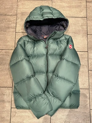 Vinterjacka från Colmar - Sjukt snygg vinterjacka ifrån trendiga Colmar. Minns inte vilken italiensk storlek det var när jag köpte, skulle spontant gissa på XS-S. Modellen på bilden är 180cm, 72kg, sitter lite kort men ni får bedöma själva! Inga tecken på användning.