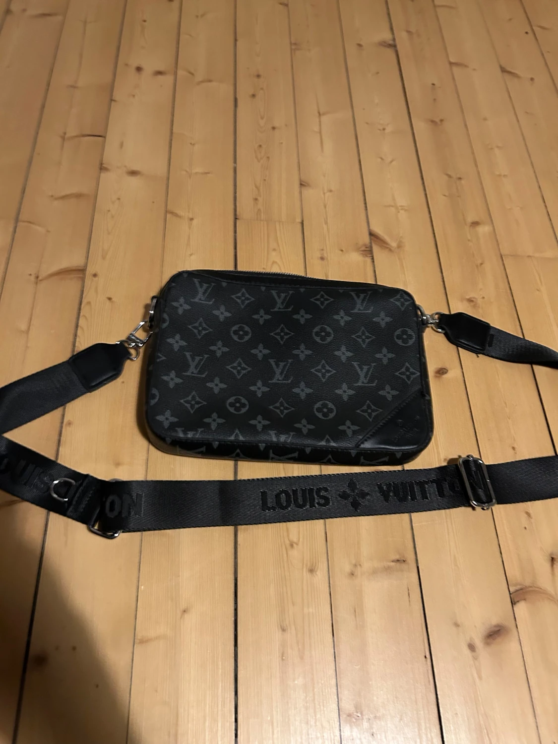 Svart axelvĂ€ska đŒ Monogram