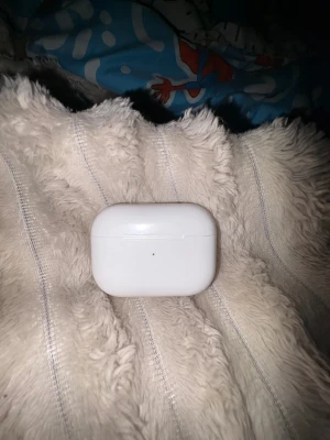 AirPods 1 PRO - Säljer ett par Apple AirPods Pro med laddningsetui. Trådlösa hörlurar med aktiv brusreducering och bra ljudkvalitet. Skicket ser bra ut med endast mindre tecken på normalt bruk. Perfekt för musik, samtal och träning.