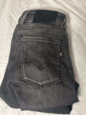Replay svarta slim jeans - Svarta jeans med grå detaljer från Replay storlek W28 L30, skriv vid funderingar. Nypris 1600kr