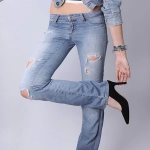 Unika lågmidjade bootcut vintage jeans med slitningar  - Jättefina och unika lågmidjade jeans med slitningar. Jeansen är bootcut och har fina detaljer.   - Storlek: XS-S - Midjemått: 38 cm - Innerbenslängd: 83 cm - Modellen är 175 cm lång för referens  Jeansen är i jättebra skick och har inga defekter (vad vi märkt)!!  Vid frågor eller funderingar - tveka inte att höra av dig🪽 