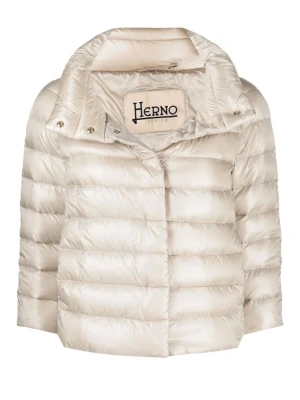 Beige pufferjacka från Herno - Snygg beige pufferjacka från Herno med kort, boxig passform och trekvartsärmar. Jackan har hög krage, diskreta knappar framtill och quiltad design. Tillverkad i glansig syntet med dunfyllning för extra värme. Perfekt för dig som vill ha en clean och modern look.