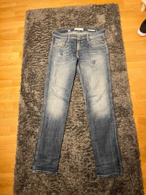 Replay Anbass blå slim jeans - Säljer nu mina replay jeans i modellen anbass. Det har schyssta slitningar och är i storlek 30!