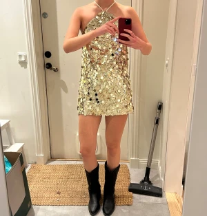 Nyårsklänning - Guldglittrig miniklänning perfekt till nyårsfest! Baksidan av banden är ihopsydda då de var avklippta innan, inget som syns eller stör funktionen vid användning (se bild). Som referens är jag ca 177 cm lång.