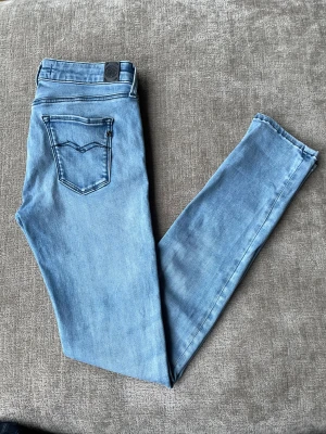 Replay Jeans - Säljer ett par riktigt trevliga ljusblå Replay Jeans | Storlek: 29/32 | Skick: 8/10, inga defekter | Nypris, 1500kr, vi säljer för endast 399 | Skriv gärna vid intresse 