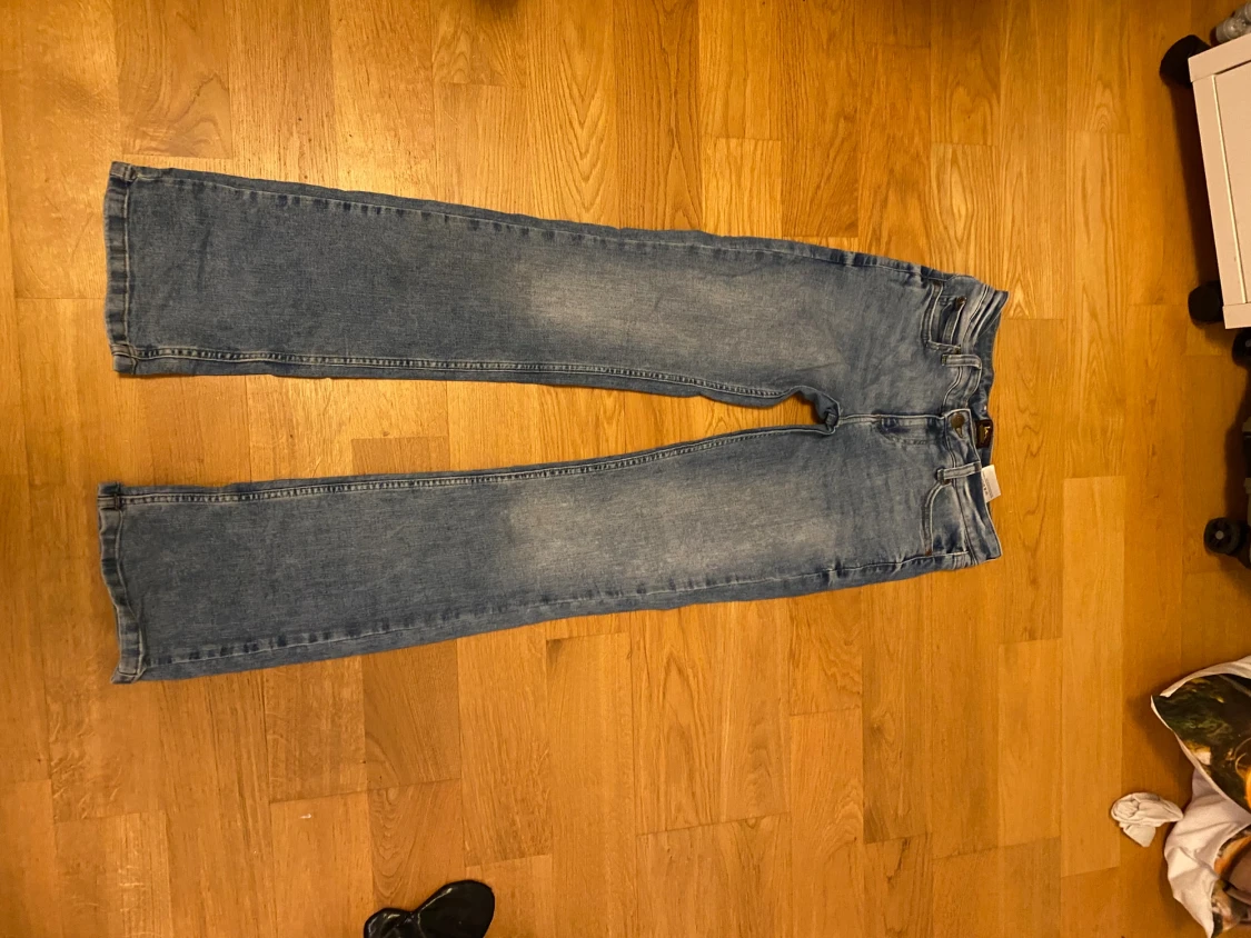 Blå low bootcut jeans från Lee