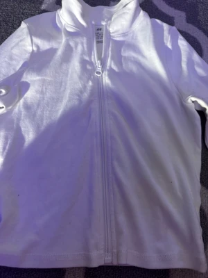 Vit träningskofta  - Vit träningskofta från HM storlek 12/13 yr, men passar även mig som oftast bär storlek xxs-s i tröjor. Skriv ifall du har fler frågor eller funderingar!💕😊