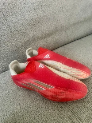 Adidas fotbollsskor stl 38 - Adidas fotbollsskor i stl 38.