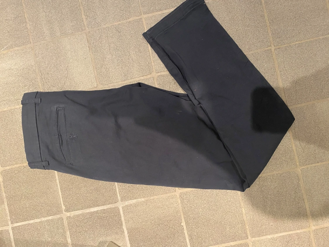 Mörkblå chinos från Lindbergh white 