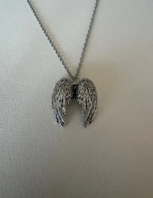 ÄnglaVingar silverhalsband  - Perfekta julklappen 🌲  Säljer smycken som skapats som hobby av mig och dottern.   Halskedjor är 50cm.  Bilder på berlock kan vara missvisande så är det viktigt så fråga gärna om mått 🌹  Smycken är inte av äkta guld/silver .   Inga bud godtas då priserna är så billiga❤️