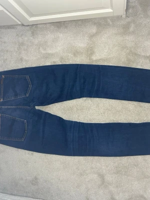 Mörkblå jeans från Nudie Jeans - Riktigt feta jeans från nudie🙌🏼 W27 L32. Skickas inom 24h. Skickar med PostNord och Instabox🙌🏼‼️‼️ hör av dig vid minsta lilla fråga osv🤩😇