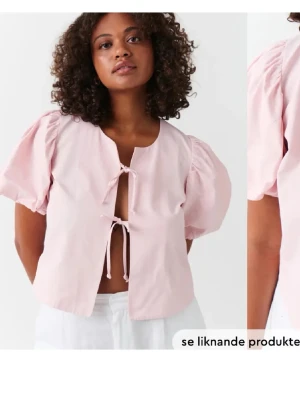 Ljusrosa blus med puffärm och knyt - Supersöt ljusrosa blus med korta puffärmar och två knyt framtill. Använd bara ett fåtal gånger men inga synliga tecken på användning 🥰