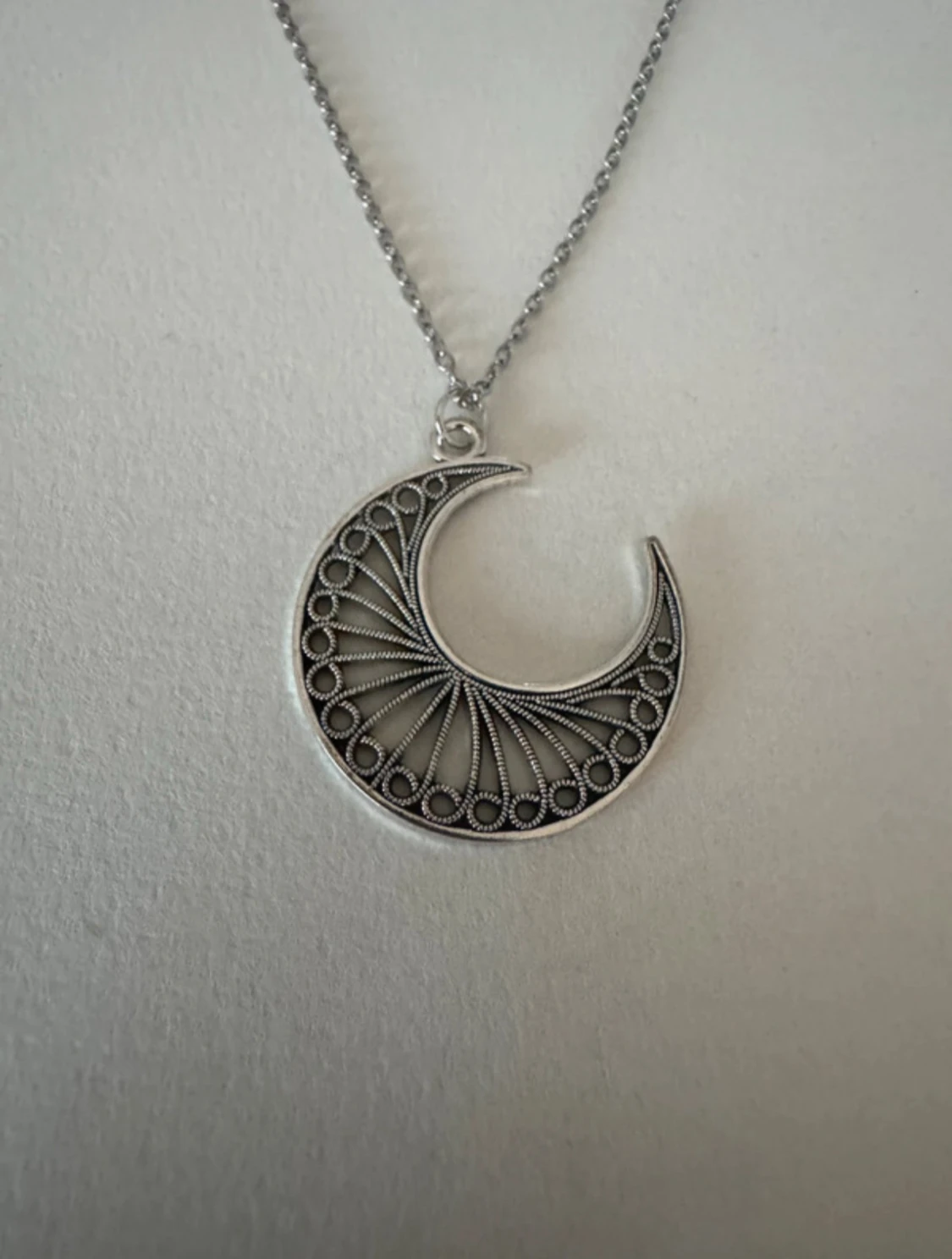 Silverhalsband halvmåne