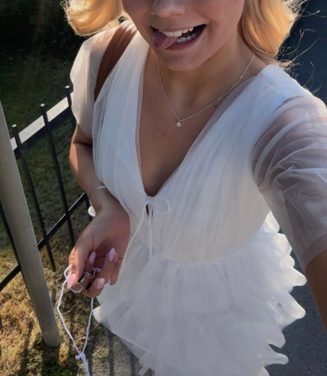 Vit kort volangklänning med öppen rygg - 3