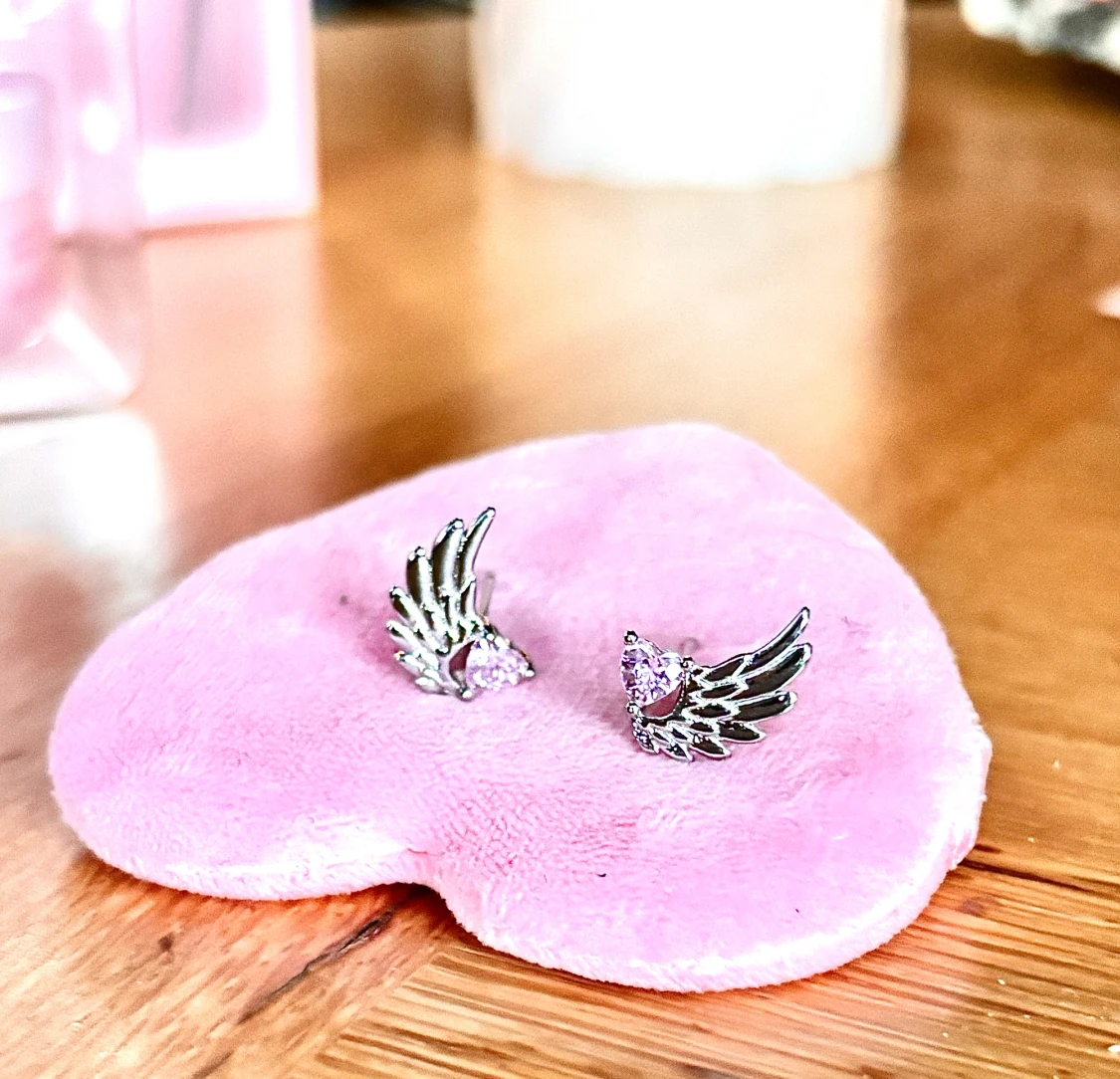 Söta vingformade örhängen i silver!