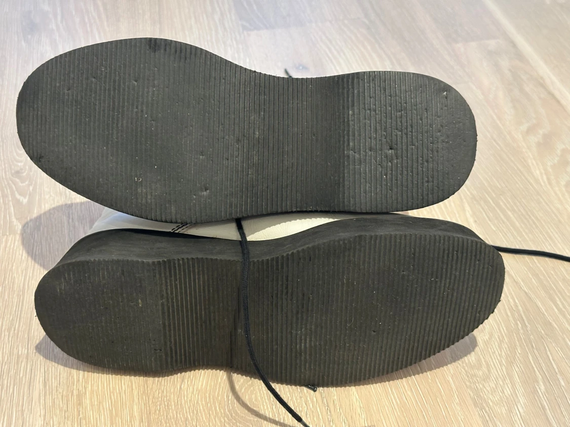 Vita ZARA boots med svart sula och snörning - 4