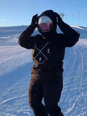 Svart skidjacka från Dope, strl L - Svart skidjacka från Dope med stor vit logga på bröstet, huva med snörning och röda detaljer. Jackan har lång ärm, dragkedja på ärmen och mjukt fleecefoder på insidan. Perfekt för vinter och skidåkning, riktigt snygg och funktionell.