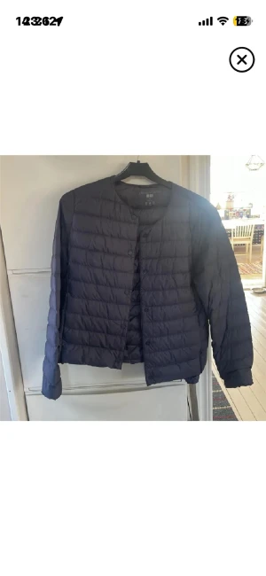 Uniqlo jacka - Tunn marinblå uniqlo dunjacka i storlek XS. 💕 Använd ett fåtal ggr, säljer då den inte kommer till användning längre🩷. 