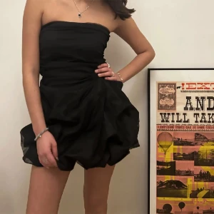 Svart snygg festklänning - Jättefin klänning med tyll