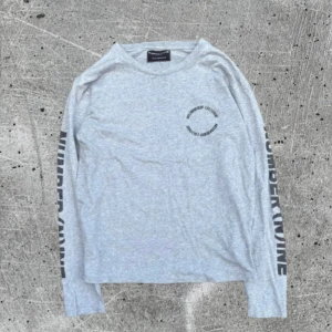 Grå långärmad tröja Number (N)ine - Number nine x nano longsleeve. Riktigt fet. Kontakta för mer info.
