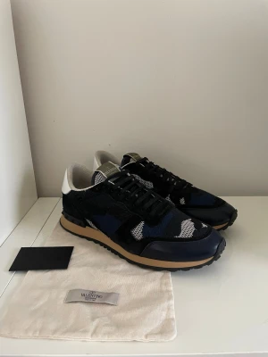 Valentino rockrunner skor  - Säljer nu dessa Valentino rockrunner skor i storlek 44, skriv för fler bilder/frågor🙌🏼