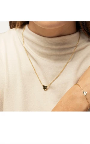 Guldpläterat hjärthalsband Sophie by Sophie - Snyggt halsband i guldpläterat från Sophie by Sophie. Kedjan är tunn och har ett hjärtformat hänge med hamrad yta. Levereras med originalförpackning. Nypris 1600.