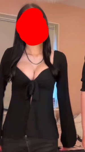 Svart omlottopp med knyt från Design by Si - Säljer en svart omlottopp från Design by Si i storlek XS/S. Bilden är en skärmdump från min tiktok därav suddig bild!Toppen har djup v-ringning, långa ärmar och snygg knytning framtill som ger en feminin siluett. Materialet är mjukt och stretchigt, perfekt för att skapa en cool och trendig look. Pris kan diskuteras 