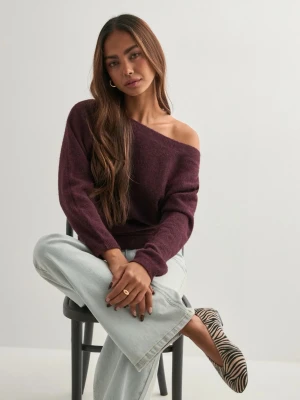 Vinröd offshoulder stickad tröja - Vinröd stickad tröja med offshoulder-design och avslappnad passform. Tröjan har långa ärmar och bred mudd vid ärmslut och nederkant. Perfekt för dig som gillar en chill och trendig look.