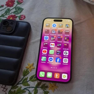 iPhone 15 julrea  - Säljer en iPhone 15 i svart, i nyskick utan synliga repor eller skador. Originalkartong, kvitto och rengöringsduk medföljer. Kraftfull kamera, stor och skarp skärm, senaste iOS och premiumdesign. Perfekt för dig som vill ha Apples toppmodell.