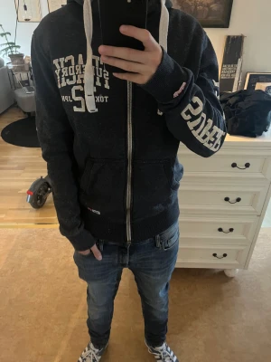 Superdry hoodie - Snygg hoodie från superdry, väldigt skön passform och bra skick. Jag är 180 cm