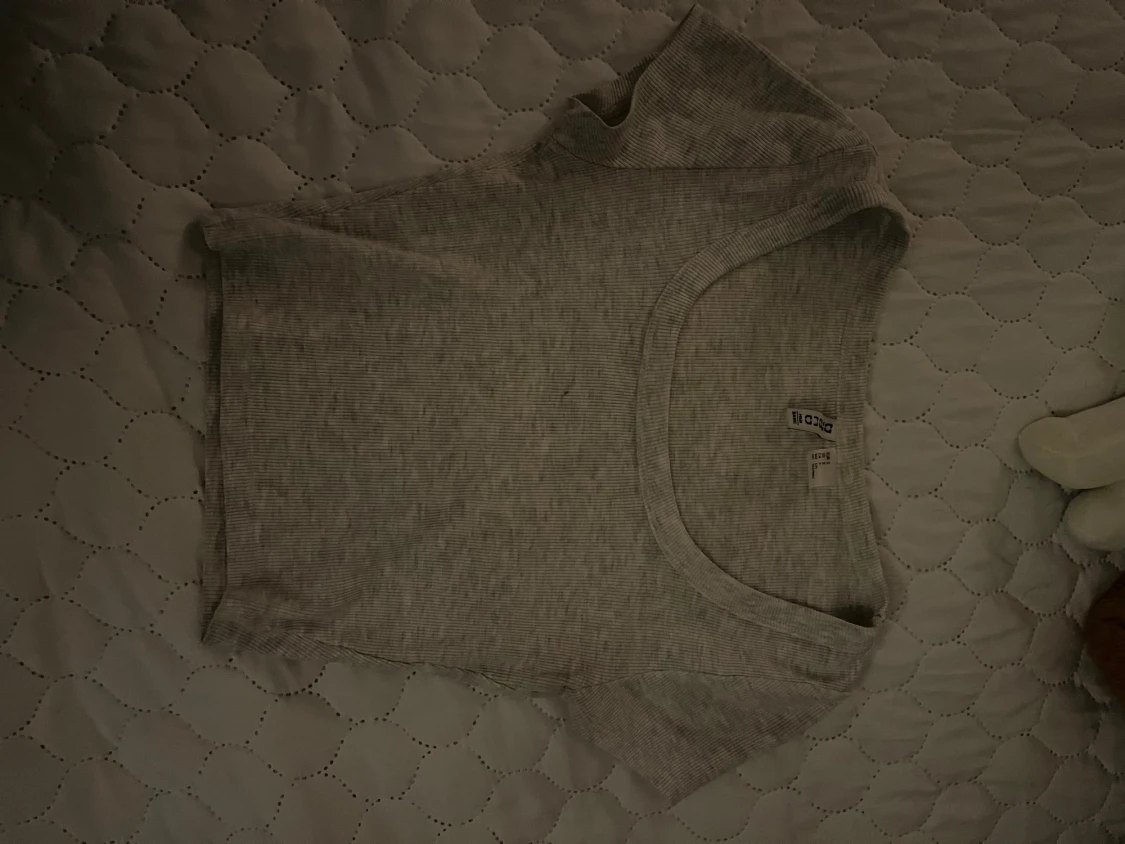 Grå ribbad croppad topp