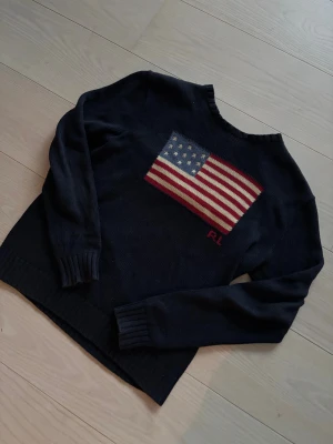Ralph Lauren Knit - RALPH LAUREN KNIT🧶👕   It is at a good price of 675kr💸   The dark blue color goes with everything.✅   It is in a size S  They are completely unused, so they are like new!🌟  Always shipped within 24 hours 📦💨  100% Authentic goods💯  Smoke-free 🏠