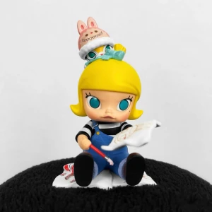 Painter’s Help - Molly 🖌️🎨 - Äkta ’Molly’ figurin från ’Pop Mart Finding Mokoko Series’! 🖌️🎨Jag har tyvärr ej kvar lådan och hon har ett pyttelitet märke på kinden (syns på andra bilden) därav priset, annars i bra skick ✨Köp nu 💌