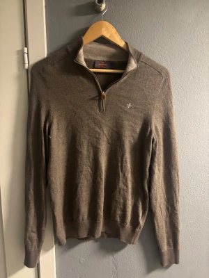 Brun halfzip från Morris - Snygg långärmad zip tröja från Morris i bra skick. Storlek M. Köpt på Joel i Borås och kvitto finns. Vid frågor och mer bilder är det bara att höra av sig.  Nypris 2199kr. Pris kan diskuteras vid snabb affär. 