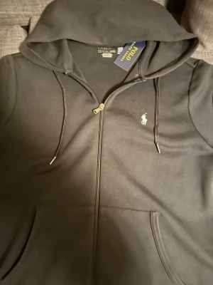 polo tröja  - En svart polo tröja, storlek S och väljer att sälja den efter som jag knapp använt/använder den. Köpt från polo butiken i Mall Of Scandinavia för 2400kr