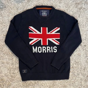 Mörkblå finstickad tröja från Morris S  - Säljer en mörkblå tröja från Morris. Tröjan är finstickad i 100% bomull och har en ribbad halsring samt ribbade muddar vid ärmslut och nederkant. Nypris runt 2000kr, Storlek S, mått skickas såklart vid osäkerhet. Postas antigen samma dag som köp eller dagen därpå🙌💯