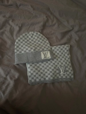 Vintage LV set - En vintage lv set oanvänd. Väldigt unik till bra pris både halsduken och mössan medföljer.
